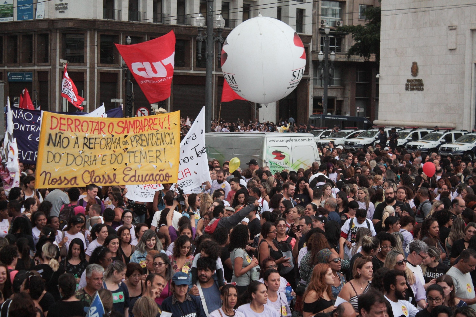 8mar2018---protesto-organizado-pelo-sindicato-dos-profissionais-em-educacao-no-ensino-municipal-de-sao-paulo-e-sindicato-dos-servidores-municipais-de-sao-paulo-em-frente-a-prefeitura-da-capital-1520556973746 1920x1280