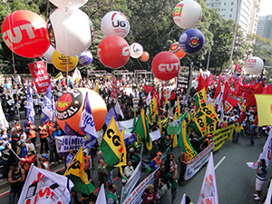 Manifestação reúne mais de 15 mil na Paulista